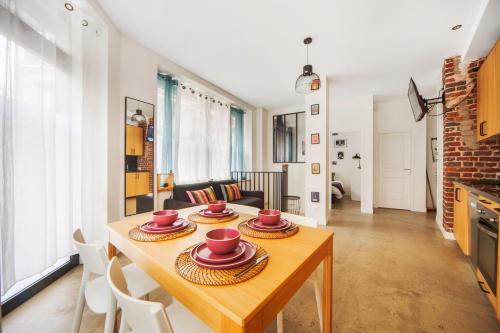 Large Flat Very Close to Montmartre