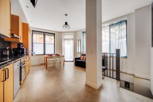 une cuisine et un salon avec un canapé et une table dans l'établissement Large Flat Very Close to Montmartre, à Paris