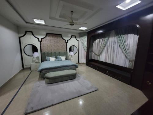 イスラマバードにあるedge villasのベッドルーム(ベッド1台、大きな鏡付)