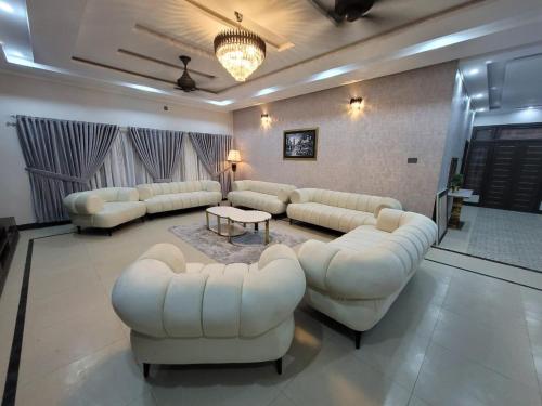 イスラマバードにあるedge villasのソファとテーブル付きの広いリビングルーム