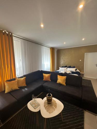 Apartment Reduta Celebration في بوبراد: غرفة معيشة مع أريكة زرقاء وسرير