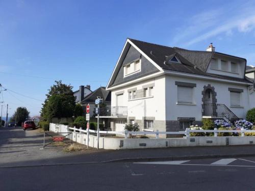 Grande maison vue sur mer