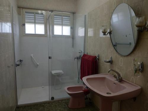 une salle de bain avec une douche, un lavabo et des toilettes dans l'établissement Grande maison vue sur mer, à Saint-Nazaire
