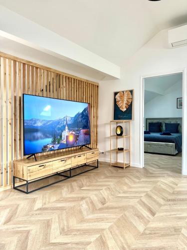 uma sala de estar com uma grande televisão de ecrã plano em Magnifique Appartement Neuf, 5 Min Orly - Climatisé em Paray-Vieille-Poste