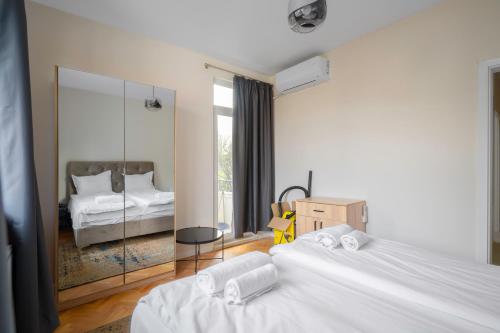 Habitación de hotel con 2 camas y espejo en New With The Best View - 2BD Bright Flat Near NDK, en Sofía