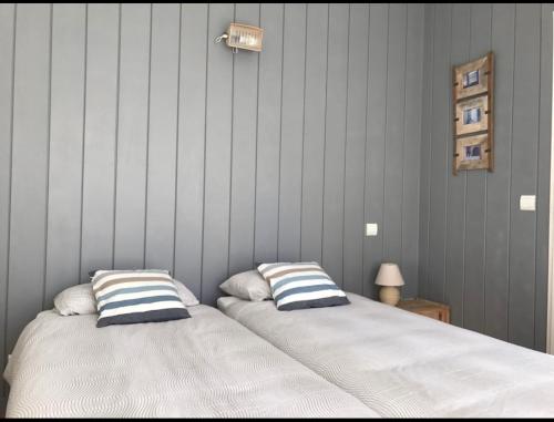 deux lits côte à côte dans une chambre dans l'établissement Villa DUNE, à Biscarrosse