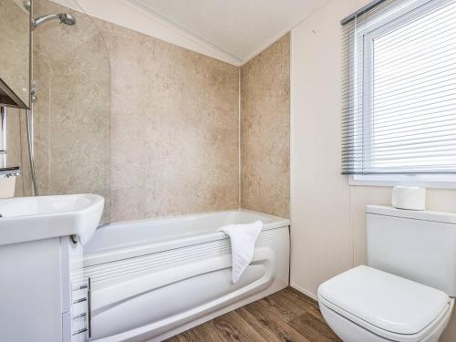 Ένα μπάνιο στο Charming Chalet at Lakeside Park - Pass the Keys