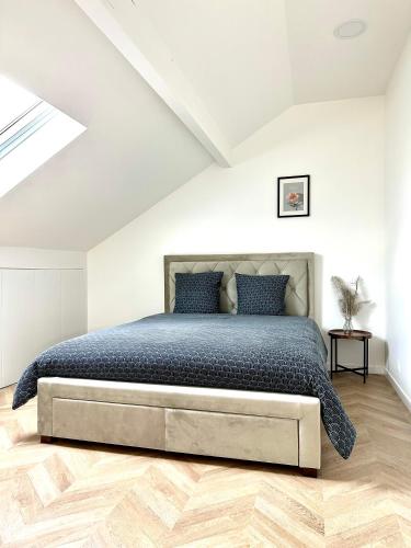 una camera da letto con letto king-size in mansarda di Magnifique Appartement Neuf, 5 Min Orly - Climatisé a Paray-Vieille-Poste