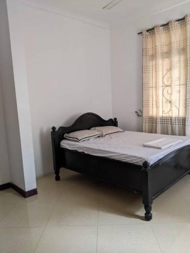 łóżko w pokoju z zasłoną w obiekcie Mjengoni w mieście Dar es Salaam