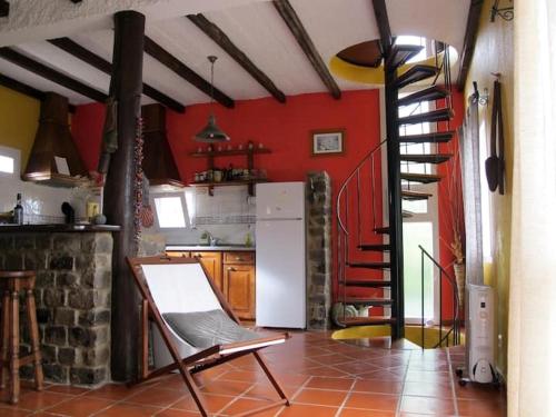 een keuken met een wenteltrap in een kamer bij GuestReady - Casa do Bisbis in Lanceiros
