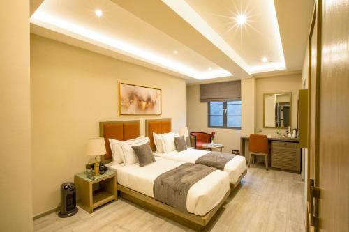 a hotel room with a bed and a desk at Yara Nuwara Eliya in Nuwara Eliya
