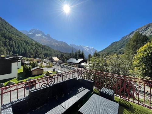 un balcon avec vue sur une montagne dans l'établissement 10 Bel-Alp, à Chamonix-Mont-Blanc