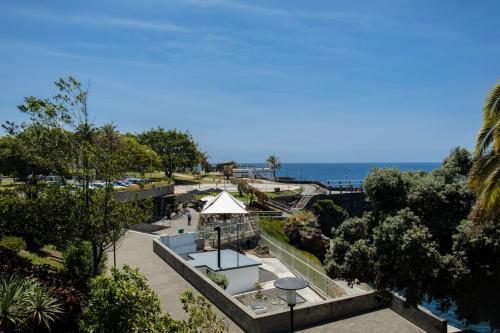 uitzicht op een park met de oceaan op de achtergrond bij GuestReady - A sunny delight in Funchal in Funchal