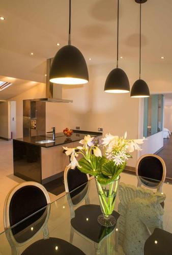 Η κουζίνα ή μικρή κουζίνα στο Zula House - Stunning villa spectacular location