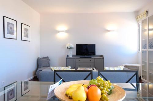 Μια τηλεόραση ή/και κέντρο ψυχαγωγίας στο GuestReady - Serenity by the Sea near Funchal Bay