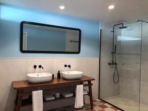 a bathroom with two sinks and a shower at Casa Del Mar - Vistas Maravilhosas do Mar e Piscina in Ponta Delgada