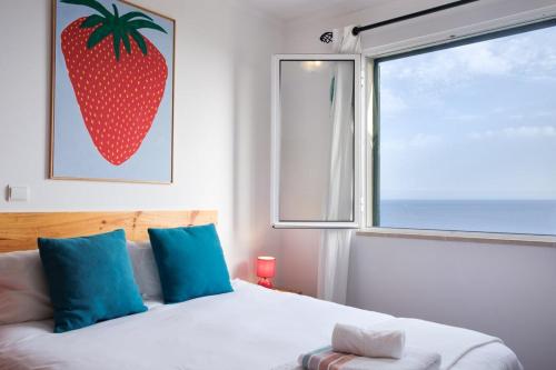 カマラ・デ・ロボスにあるLobos Bay-Apartment With Unique Sea Viewsのベッドルーム1室(イチゴの写真が入ったベッド1台付)