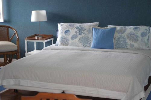 Un dormitorio con una cama grande con paredes azules. en Lido Mar - Hotels area, en Ilhéu do Gorgulho