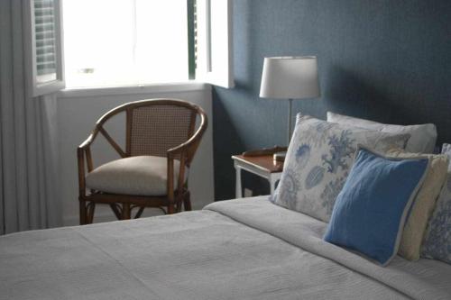 een slaapkamer met een bed, een stoel en een raam bij Lido Mar - Hotels area in Funchal