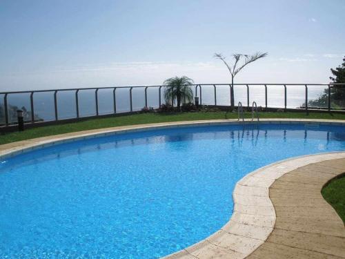 カリェタにあるPlaza Bay Luxury Apartment with Swimming Poolの塀の横にある青い大型スイミングプール