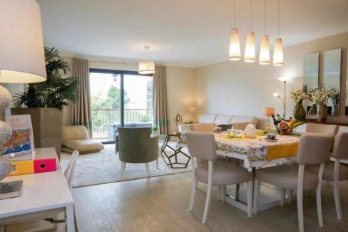 a kitchen and dining room with a table and chairs at GuestReady - Nora Premium in Santa Luzia