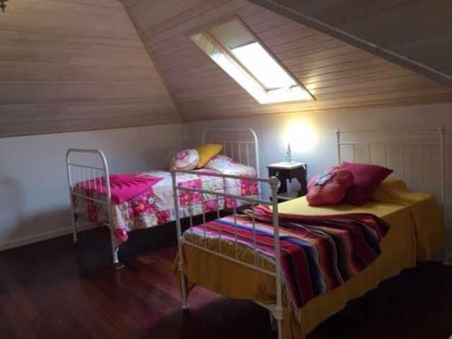 een slaapkamer met 2 stapelbedden op een zolder bij GuestReady - Casa Avó Alice in Porto da Cruz