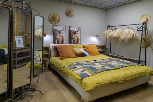 - une chambre dotée d'un lit avec des draps jaunes et un miroir dans l'établissement Villa de luxe piscine vue mer, à Nice