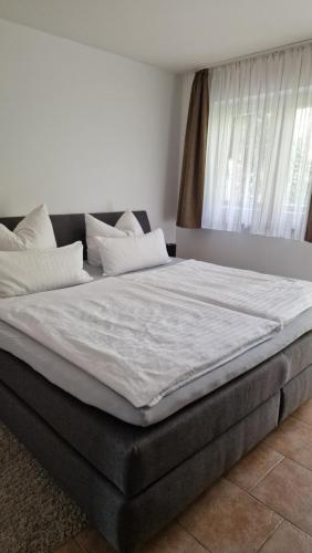 Postel nebo postele na pokoji v ubytování Märchenwald Altenberg B&B Hotel