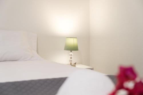 Postel nebo postele na pokoji v ubytování GuestReady - Machico sea view residence - B