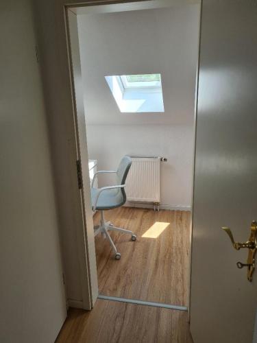 a room with a chair and a desk with a window at Ferienhaus Finca de vida y luz in Auderath
