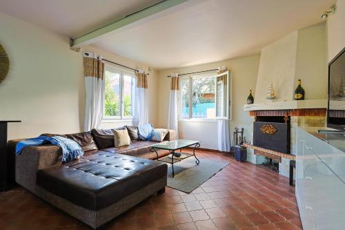 un salon avec un canapé et une cheminée dans l'établissement Atypique, cabanon bord de mer, à Hyères