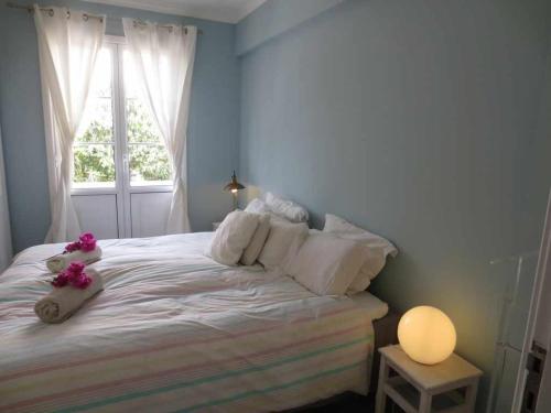 a bedroom with a large bed with a window at Barreirinha II Perto da Cidade Velha Com Vista do Oceano de Nice in Funchal