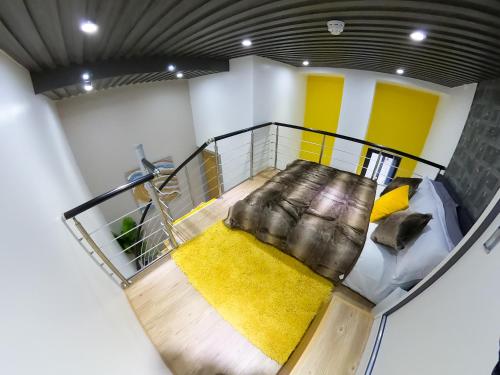 een wenteltrap in een kamer met gele en witte muren bij E101 Urban chic loft in Coventry
