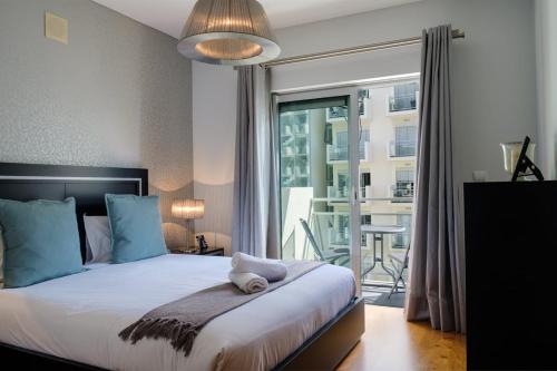 een slaapkamer met een groot bed en een balkon bij GuestReady - Scenic Retreat with Seaview in Funchal