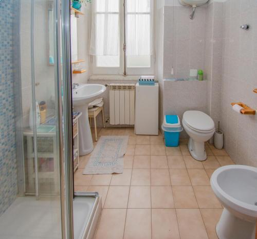 a bathroom with a shower and a toilet and a sink at Cà da Nalda in Lavagna