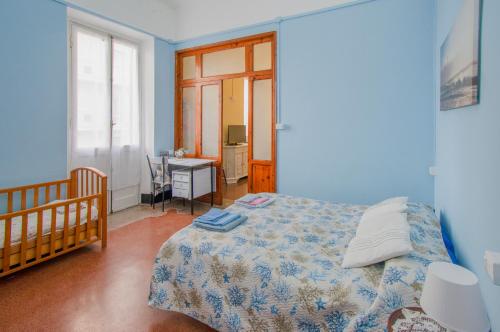 een slaapkamer met een bed en een bureau. bij Cà da Nalda in Lavagna