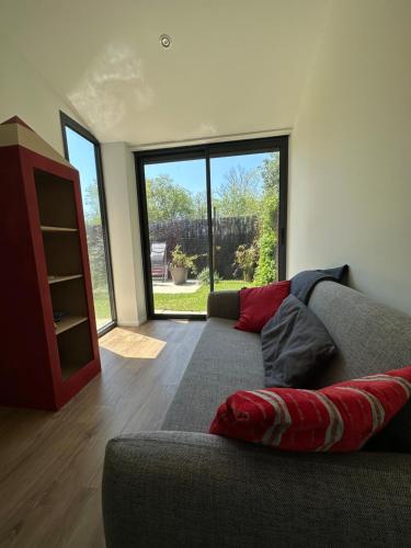un salon avec un canapé et une grande fenêtre dans l'établissement Maison Lavandula, à Saint-Rémy-de-Provence