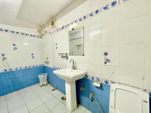 La salle de bains est pourvue d'un lavabo et de toilettes. dans l'établissement CENTRAL HOTEL by RB group Mall Road-prime-location in-front-of-naini-lake hygiene-and-spacious-room, à Nainital