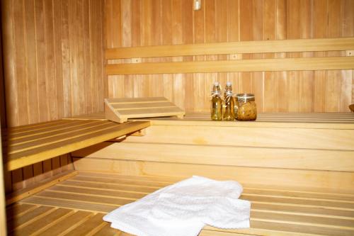 una sauna con toallas en un estante y 2 botellas en Ferienwohnung in Schönwald Schwarzwald, en Schönwald