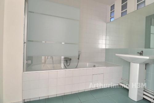 ein Badezimmer mit einer Badewanne und einem Waschbecken in der Unterkunft LA SERENITE in Colombes