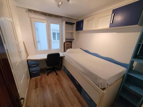a small room with a bed and a desk at Nuevo! Amplio apto bien ubicado in Santander