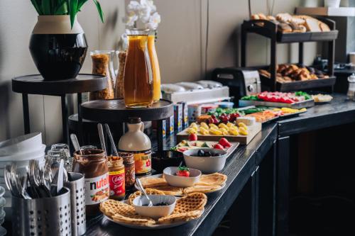 una línea de buffet con aperitivos y otros productos alimenticios en Brim Hotel, en Reikiavik