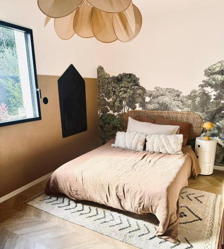 une chambre avec un grand lit avec une grande fenêtre dans l'établissement VILLA avec piscine aux portes d’Uzès, à Saint-Siffret