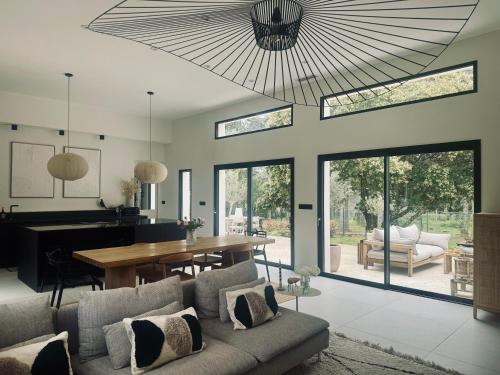 un salon avec un canapé et une table dans l'établissement VILLA avec piscine aux portes d’Uzès, à Saint-Siffret