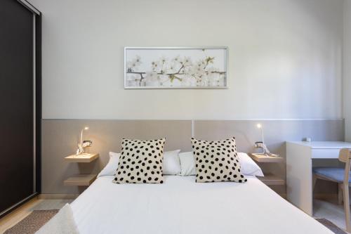 sypialnia z dużym białym łóżkiem z 2 poduszkami w obiekcie New Bright and Central Home with 2 bedrooms w Puerto de la Cruz