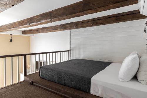 Schlafzimmer mit einem Bett mit einem Kopfteil aus Holz in der Unterkunft InshiApartments on Slovatskoho str in Lwiw