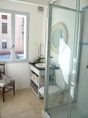 une salle de bain avec une douche en verre et un lavabo dans l'établissement Chez LuLu Holiday Home, à Olonzac