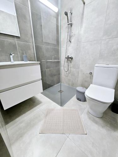 um banheiro com chuveiro, vaso sanitário e pia em One bedroom apartment, Universal Residences em Pafos