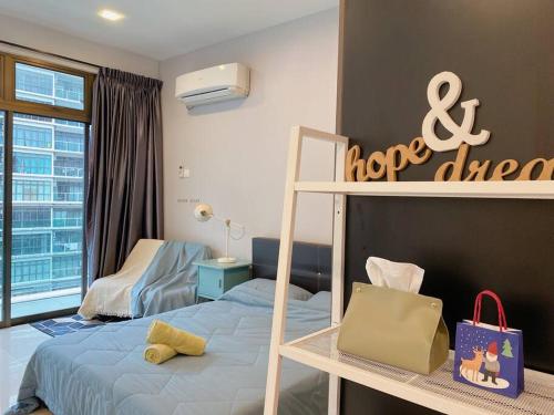 Dormitorio con litera y cartel en Mediterranean Style Suite @ Austin, JB #06, en Johor Bahru