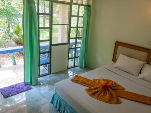 - une chambre dotée d'un lit avec un oriel dans l'établissement Sea Sun Bungalow, à Ko Lanta